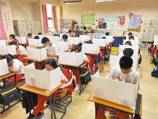 桃园市私立启英高中校长彭昭勋认为，高中生自主性高，老师得鸡婆一点叮咛落实防疫。（吕筱蝉摄）