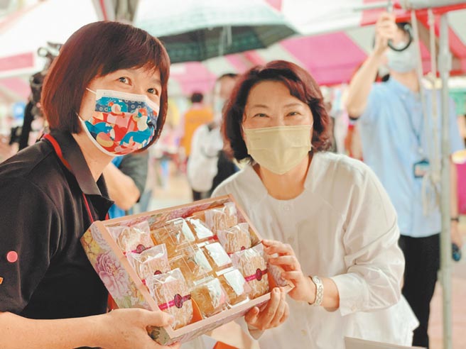 嘉義市舉辦首屆烘焙金(麥方)獎，共選出43家優良烘焙業者，嘉義市長黃敏惠（右）4日親自到場推薦。（呂妍庭攝）
