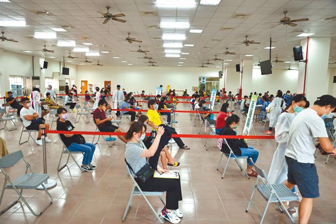 高雄市戶政人員希望能盡早打到疫苗。圖為民眾接種疫苗，非當事人。（高市府提供／林瑞益高雄傳真）