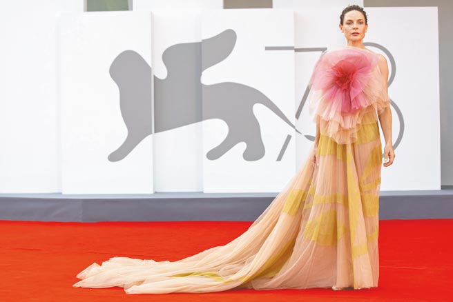 蕾貝卡弗格森（見圖）、辛蒂亞、張震及提摩西夏勒梅3日出席第78屆威尼斯影展。（華納兄弟提供）