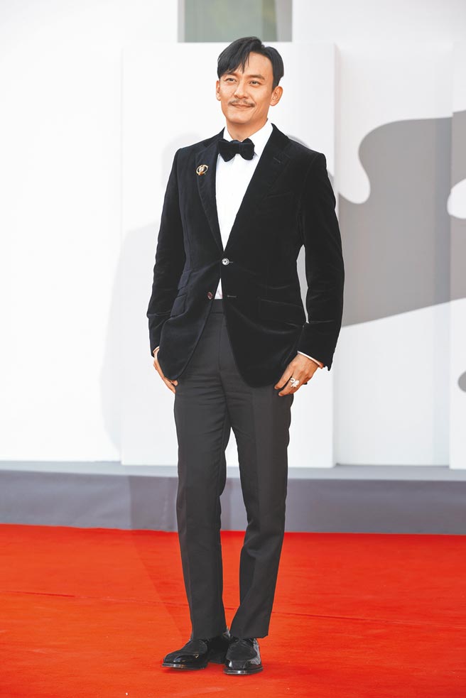 蕾貝卡弗格森、辛蒂亞、張震（見圖）及提摩西夏勒梅3日出席第78屆威尼斯影展。（華納兄弟提供）