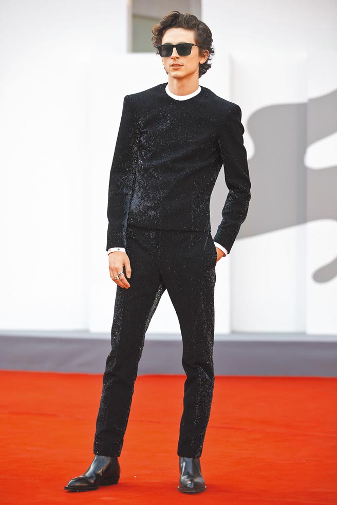 蕾貝卡弗格森、辛蒂亞、張震及提摩西夏勒梅（見圖）3日出席第78屆威尼斯影展。（華納兄弟提供）