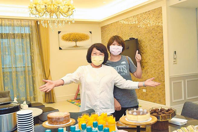 嘉义市长黄敏惠参观「八拾二弄文旅」民宿。（廖素慧摄）