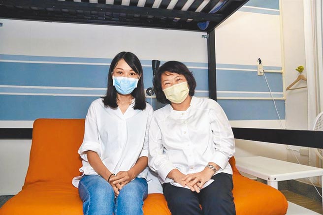 嘉义市长黄敏惠参观「嘉义慢漫民宿」。（廖素慧摄）