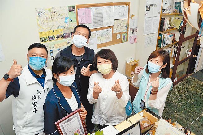 嘉义市长黄敏惠颁发「拉瓦宅民宿」登记证。（廖素慧摄）