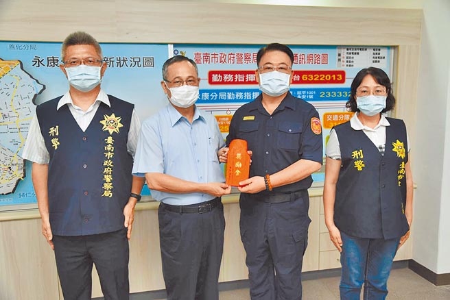 警政署长陈家钦特别南下表扬扫黑有功人员并颁发破案奖金。（臺南市政府警察局提供）