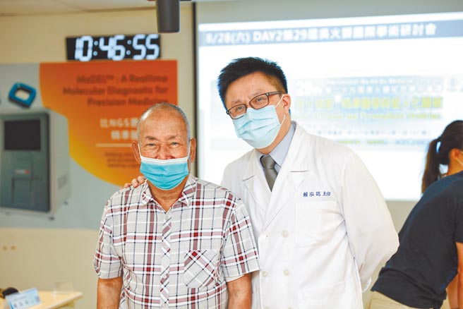 新光医院血液肿瘤科主任赖泓志（右）以精准医学有效控制吕先生肺癌病情。（新光医院提供）