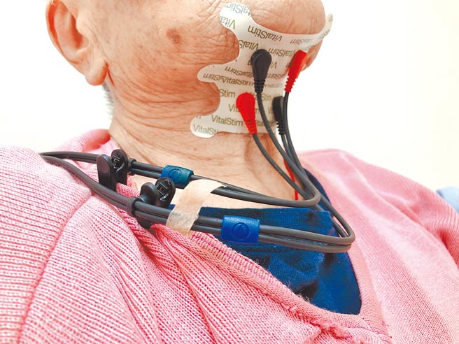 吞咽神经肌肉电刺激仪器透过喉咙外部的贴片传导电力至喉部，训练主责吞咽的相关肌肉恢復机能。（罗东博爱医院提供）