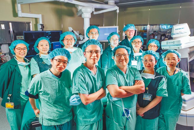 林口长庚胸腔外科团队实力与努力成果受国际肯定（前左2为赵盈凯主任、右3为谢明儒主任）。（林口长庚纪念医院提供）