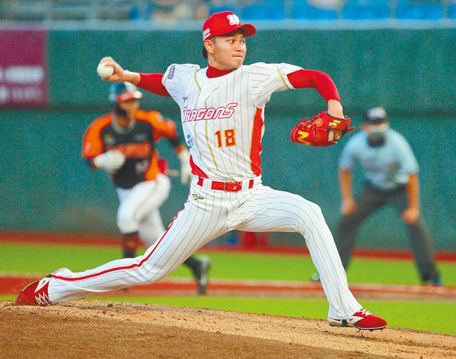 中職龍獅大戰，味全龍「怪物新秀」徐若熙5局0失分拿下3連勝。（張鎧乙攝）