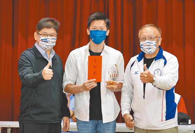 在东京奥运夺下鞍马银牌的「鞍马王子」李智凯（中）4日出席体操协会表扬大会。（中华体操协会提供）