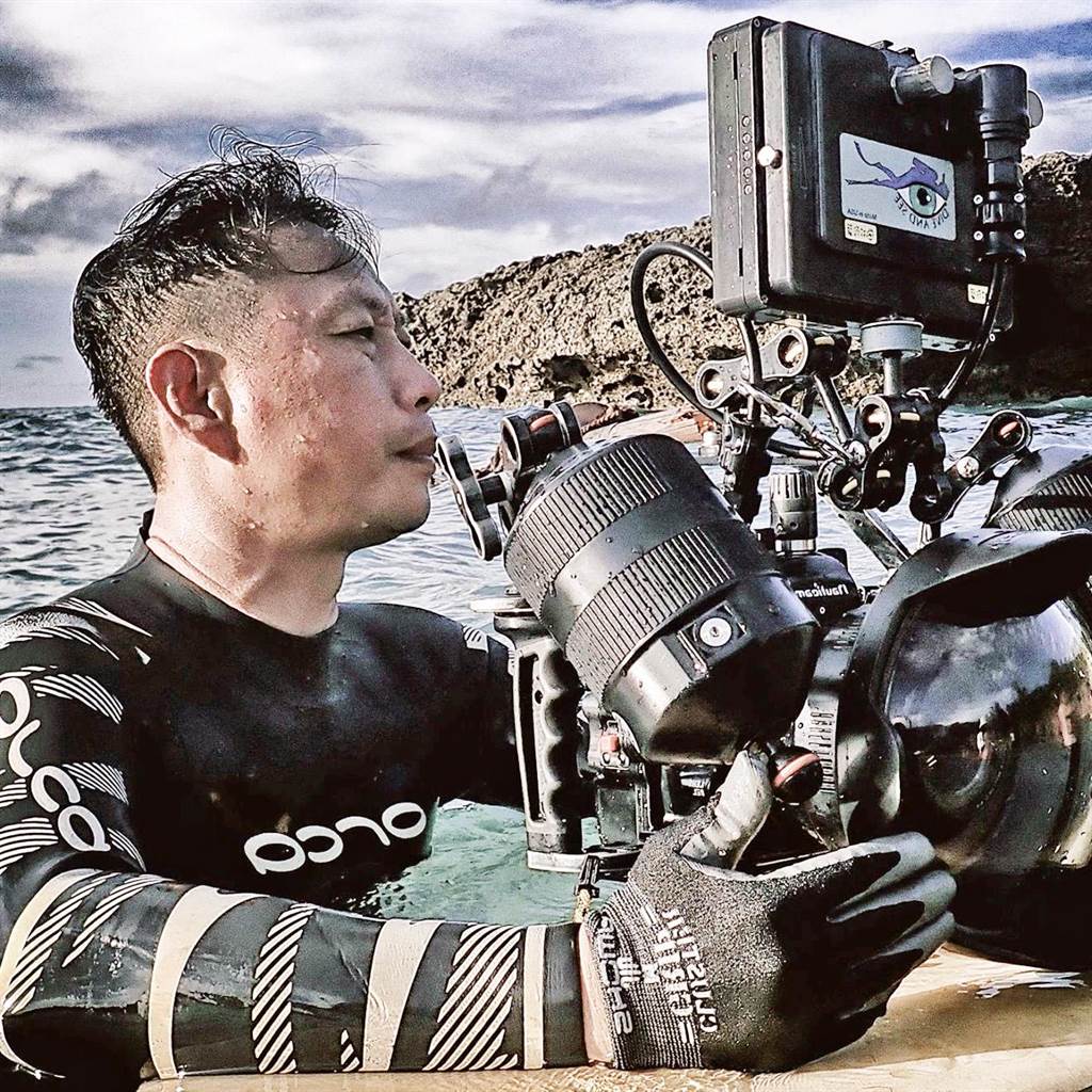 台北城市科大演藝事業系教師黃駿樺擔任《斯卡羅》副導演，參與水下攝影拍片工作。（台北城市科大提供／林志成台北傳真）