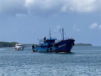 越界大陸漁船架設尖銳鐵管阻登檢 海巡強靠押返調查