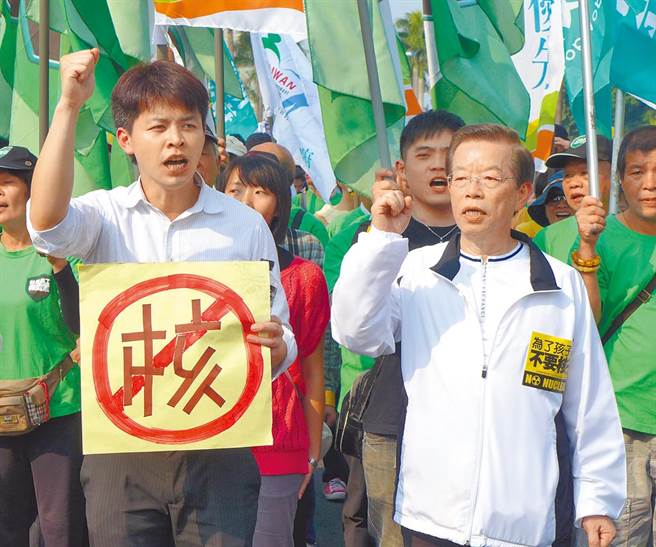 謝長廷和謝維洲2013年參加309反核大遊行 。（本報資料照片）