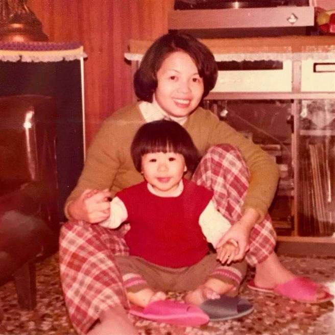 阿信曾在臉書PO出和媽媽的幼時合照，陳媽媽五官清秀，和阿信有幾分相似，母子倆感情非常好。（圖／摘自臉書）