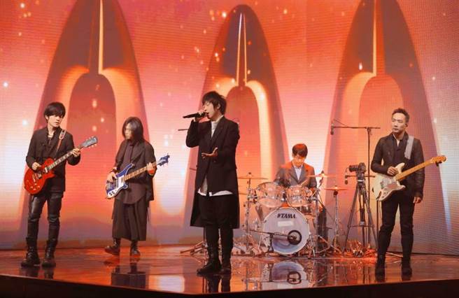 五月天出道20年，每年的跨年演唱會一票難求，讓五月天有「演唱會之王」的稱號，黃牛票甚至飆升到十幾萬。（圖／摘自臉書）