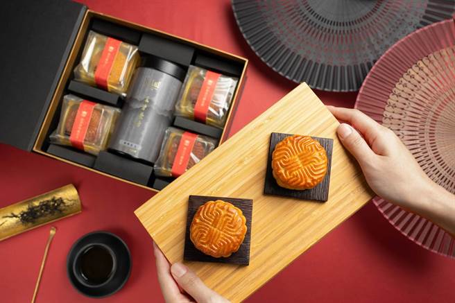 涵碧樓推頌月禮盒，搭配魚池精品紅茶。（涵碧樓提供／廖志晃南投傳真）