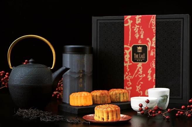 涵碧樓迎中秋推頌月禮盒，搭配魚池精品紅茶。（涵碧樓提供／廖志晃南投傳真）