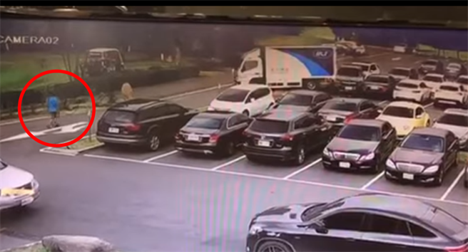 离谱的是，影像公开后，疑似该名司机的人影竟在斜坡上缓缓行走，目睹货车下滑衝撞，网友们纷纷笑说「司机放弃了」、「感觉完全不在乎了」。（翻摄自脸书「重机车友❘各区路况、天气回报中心」）