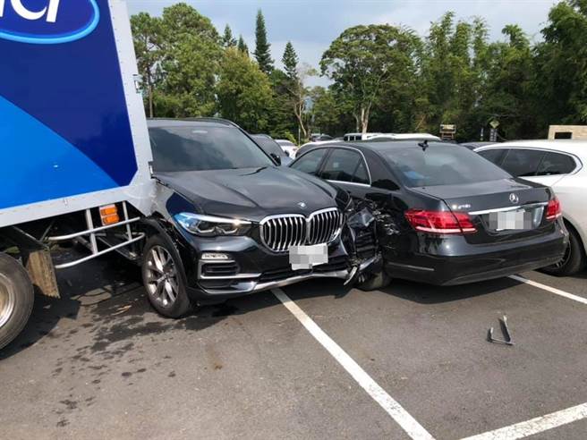 桃园市1处户外停车场斜坡昨（5）发生1辆物流货车疑似司机临停时忘拉手剎车，导致货车竟一路下滑斜坡好几百公尺，最后更直接撞上停车场的2辆轿车。（翻摄自脸书「重机车友❘各区路况、天气回报中心」）