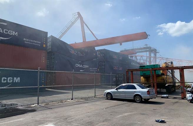 台中港31号码头意外 超大货柜轮吊车翻覆。（记者爆料网）