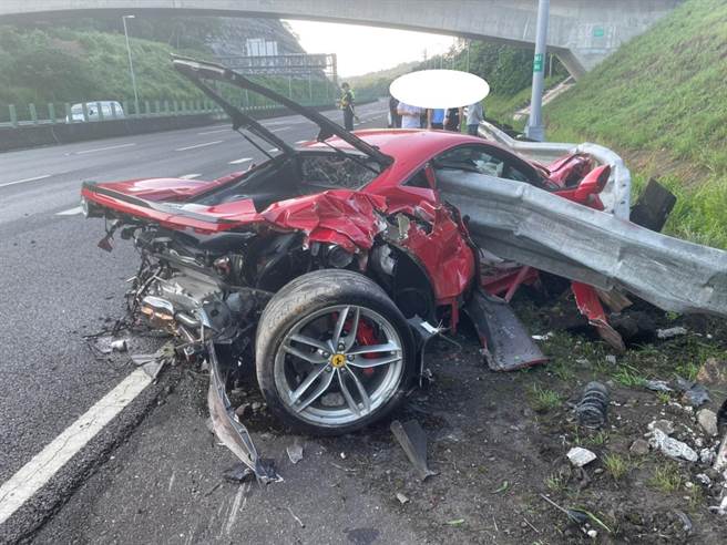 一部法拉利跑车5日清晨行经国道3号南向383.3公里燕巢路段，发生自撞事故，严重毁损。（翻摄照片／林瑞益高雄传真）