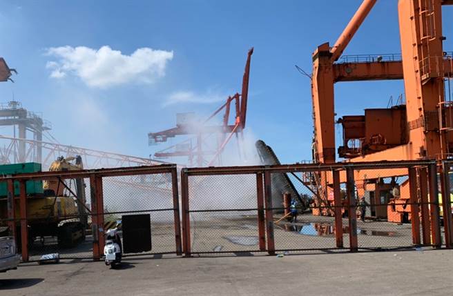 台中港31号码头意外，超大货柜轮吊车翻覆。（记者爆料网）