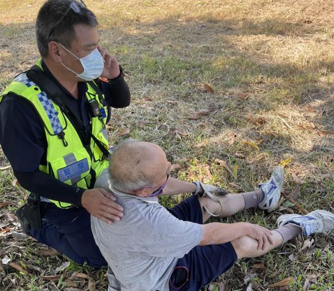 八卦山风景区一带执行巡逻勤务时，在公园停车场旁的草地上发现一老翁行走时突然跌坐、瘫软倒地不起，紧急协助送医。（彰化分局提供／吴敏菁彰化传真）