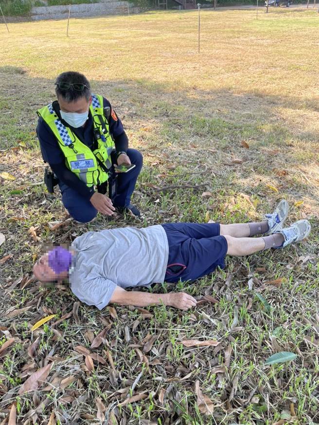 八卦山风景区一带执行巡逻勤务时，在公园停车场旁的草地上发现一老翁行走时突然跌坐、瘫软倒地不起，紧急协助送医。（彰化分局提供／吴敏菁彰化传真）