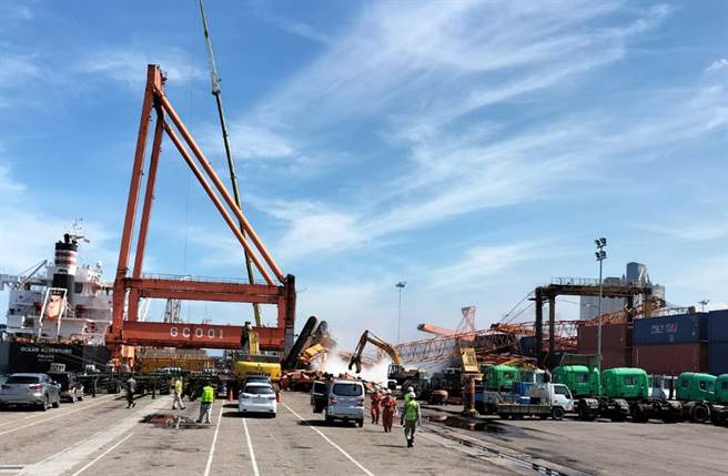 台中港31号码头意外，超大货柜轮吊车翻覆。（民眾提供）