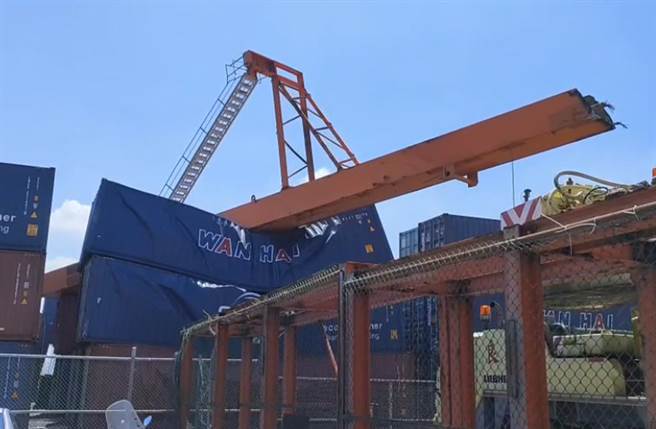 台中港31号码头超大货柜轮吊车翻覆，压垮货柜。（海巡提供）