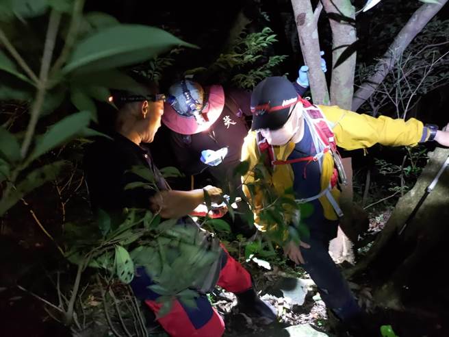 新北市郭姓男子昨日独攀满月圆山，因登山鞋止滑功能，频频滑跤20次，跌落边坡，警消紧急救援，找到郭男顺利将他带下山。（警消提供）