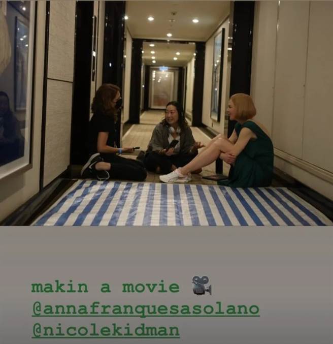 导演王子逸PO与妮可基嫚席地而坐谈天的照片，另一位为摄影指导。（图／IG@Lulu Wang）