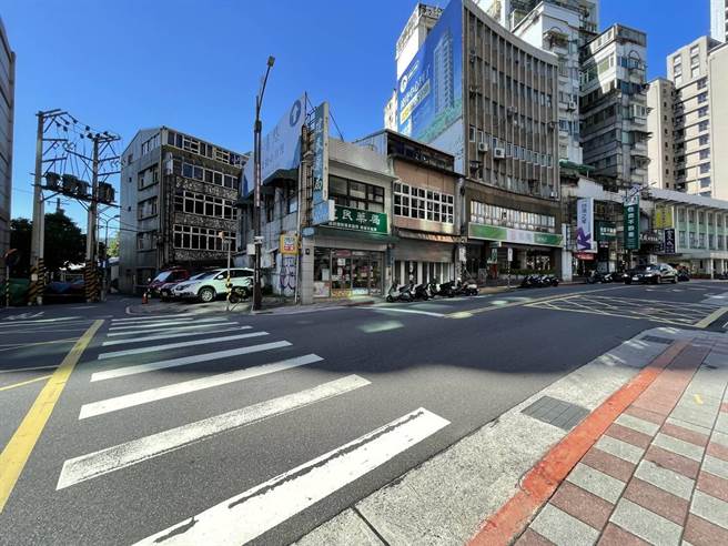 阿信的母亲林女上月28日下午1时在光明路发生车祸，肋骨断裂，警方初判黄姓骑士须负起完全肇事责任。（图／李文正翻摄）