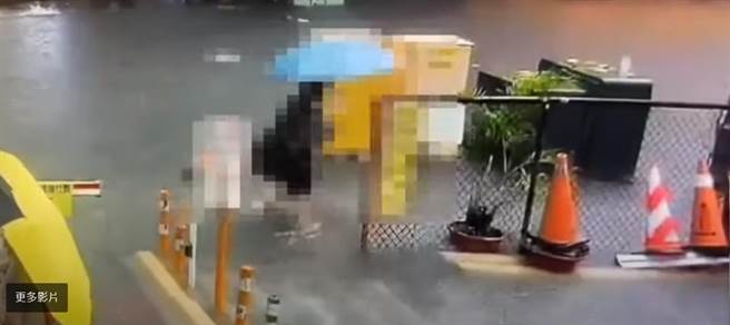 高市女子今年7月19日撑伞涉水经过凤山区一处停车场前，不幸被漏电的路灯电到倒地，送医抢救不治。（翻摄照片／石秀华高雄传真）