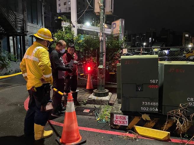 高女不幸被路灯电击身亡，市府鑑定小组在现场会勘测试，包商未抽换地下废缆线，积水产生漏电才电死人。（翻摄照片／石秀华高雄传真）