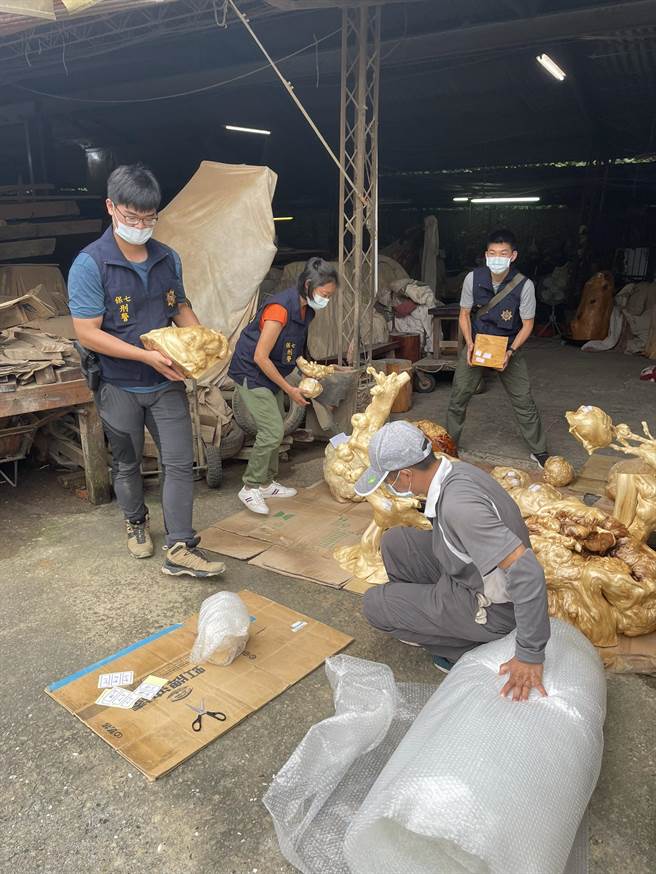 保七總隊刑警大隊在南投竹山等地的倉庫發現針對林木，其中包括形狀不規則高價的樹瘤。（圖／保七總隊刑警大隊提供）