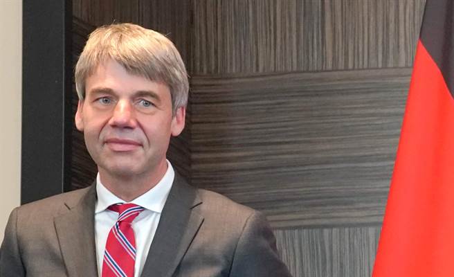 曾任德国总理梅克尔外事顾问的贺岩（Jan Hecker）担任德国驻中国大使不到两星期，突然辞世，图为贺岩2020年9月在柏林出席活动的资料照。（中新社）