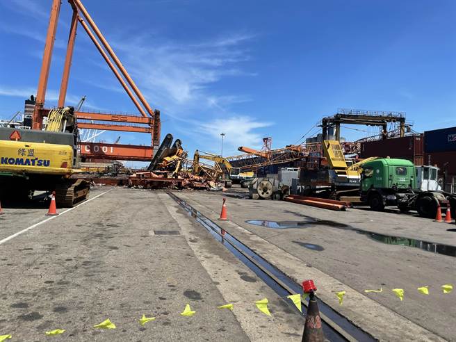 台中港31号码头6日上午发生起重机翻覆事故，造成1死1伤。（陈淑娥摄）