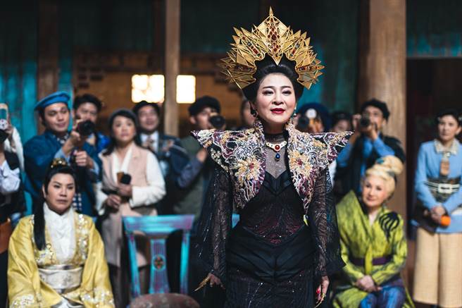 王彩桦饰演阎罗王的太太会帮往生者指定爱情迷津。（公视台语台提供）