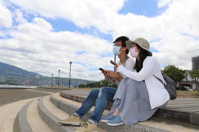 新北市立十三行博物馆为迎接全国古蹟日，以「新北奇蹟，科技走读」主题延伸，带大家透过数位平台，造访八里，馆方今年也特别办理抽奖活动。（戴上容摄）