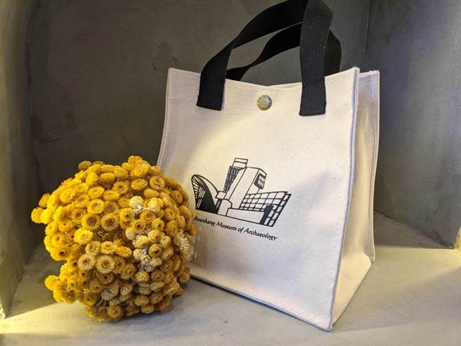 新北市立十三行博物馆为迎接全国古蹟日，以「新北奇蹟，科技走读」主题延伸，带大家透过数位平台，造访八里，馆方今年也特别办理抽奖活动。（戴上容摄）