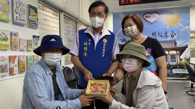 南投县长林明溱夫妇，为新人福证并祝他们幸福。（南投县政府提供／廖志晃南投传真）