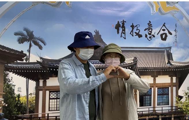 简先生与刘小姐登记结婚，永结同心。（南投县政府提供／廖志晃南投传真）