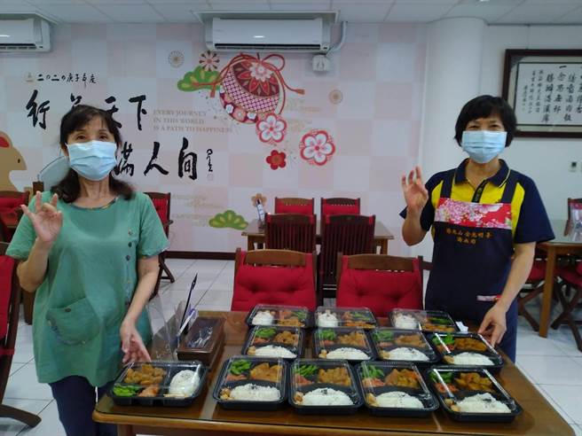 三峡金光明寺滴水坊率先加入「e起復蔬、全民相挺」， 每天提供20至50份素食待用餐。（新北市社会局提供）