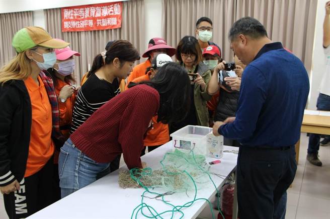 去年說明會講師實際示範操作（漁業處提供／戴上容新北傳真）