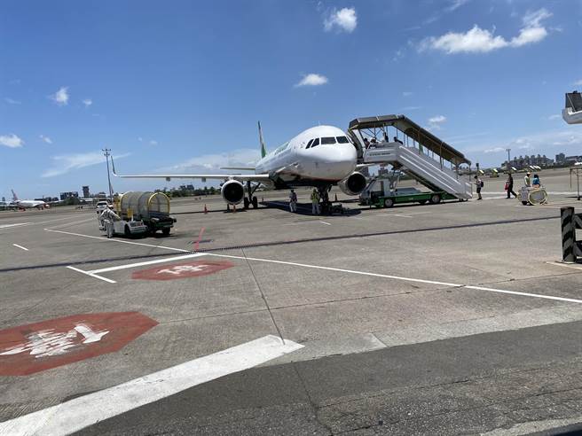 長榮航空機師8月28日傳出在高雄小港機場下機後，未戴口罩走出航站，遭民眾檢舉後，航站查證屬實移請衛生局開罰。（小港機場示意圖，和當事人無關／石秀華攝）