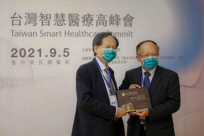 台中榮民總醫院與筑波醫電公司，5日舉行台灣智慧醫療高峰會暨合作備忘錄簽約典禮。（中榮提供／張妍溱台中傳真）