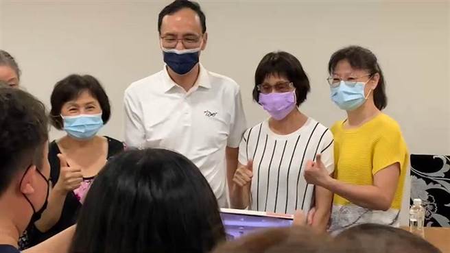 國民黨主席候選人朱立倫今天到嘉義市與基層黨員互動，爭取支持。（讀者提供）