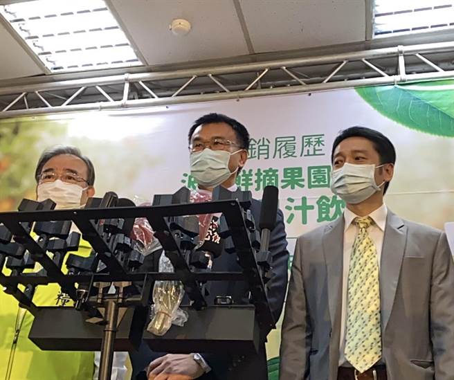 农委会主委陈吉仲(中)。（李柏澔摄）
